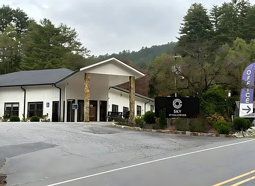 Sky at Cullowhee - Modern Living! - 50 % off First month Photo 1