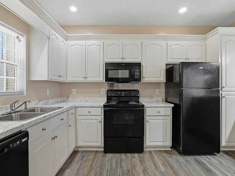 Sterling Pointe Apartments — Photo 15