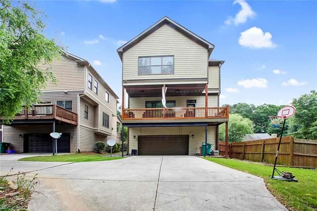 4 bed, 3.0 bath, 3268 sqft, $3,700 — Photo 2
