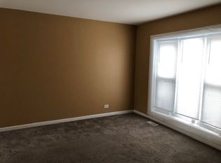 2102 Falmouth Ct, Streamwood, IL 60107