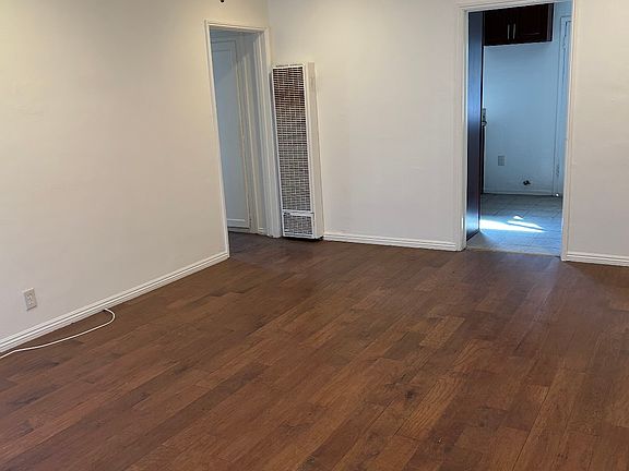2nd image of 9134 1/2 S Manhattan Pl #9134-1/2