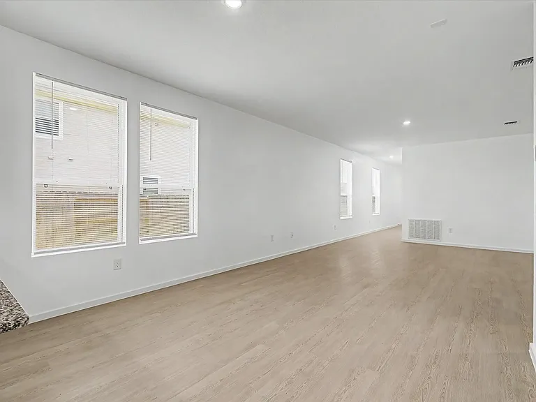 511 Louis Ln — Photo 8