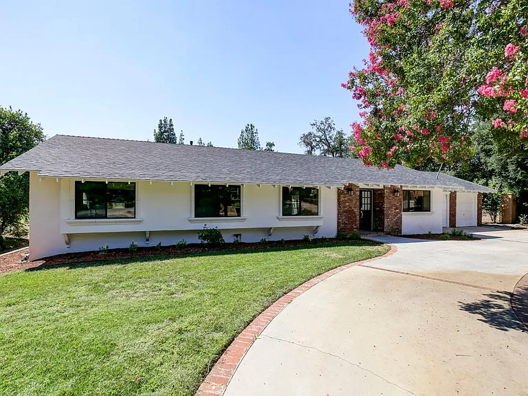 1710 Country Club Dr — Photo 2