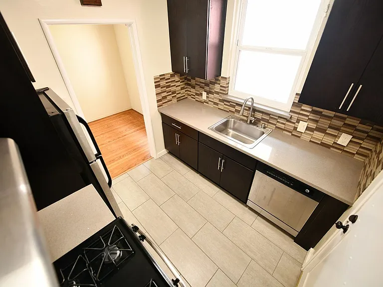 275 Macarthur Blvd — Photo 8