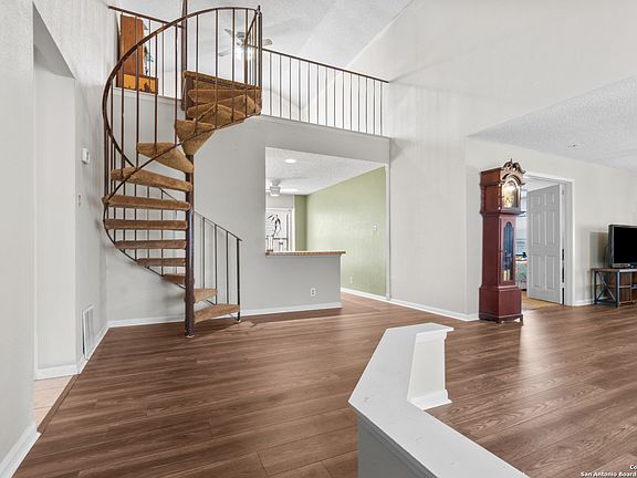 3rd image of 10422 Country Bluff