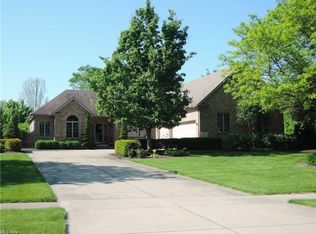 121 Sandstone Ln, Canfield, OH