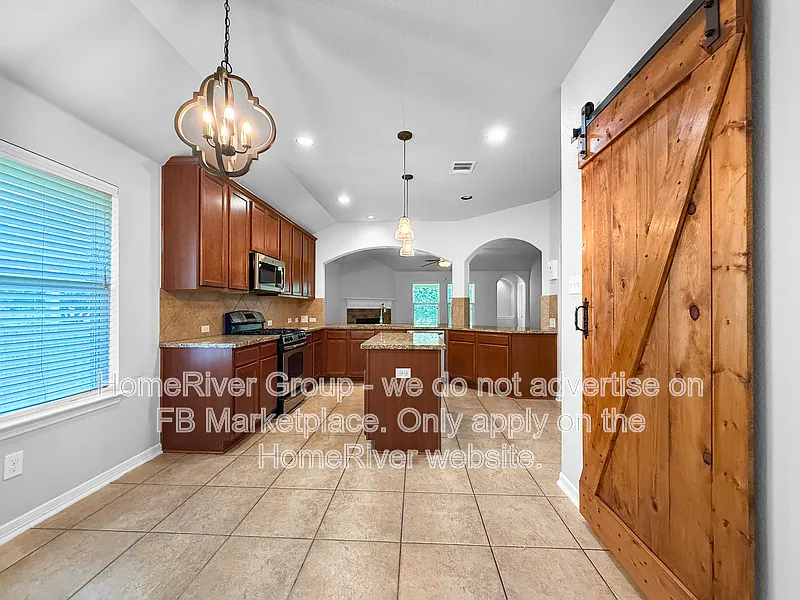 4 bed, 2.0 bath, 2006 sqft, $2,150 — Photo 4