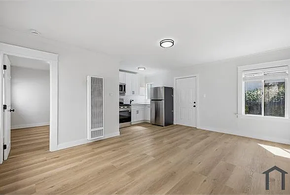 1616 1/2 Middleton Pl — Photo 3