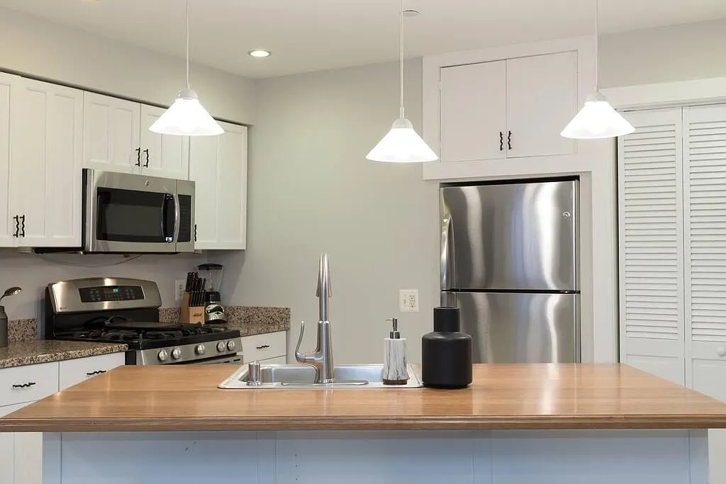 2 bed, 950 sqft, $5,400 — Photo 3
