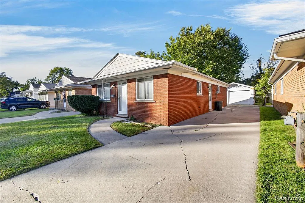 3 bed, 1.0 bath, 975 sqft, $1,600 — Photo 2