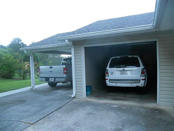 4th image of 10 Southern Woods Dr NE