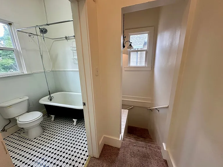 321 N School St — Photo 8
