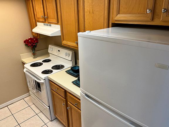 3rd image of 827 Lowell Blvd #18