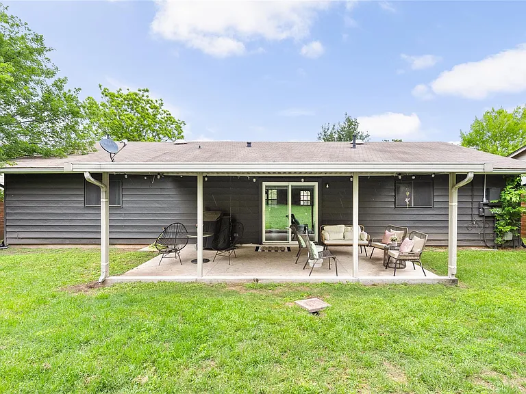 8704 Clarewood Dr — Photo 36