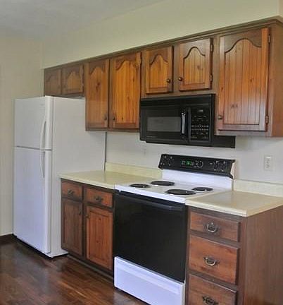 2nd image of 219 Whispering Oaks Dr