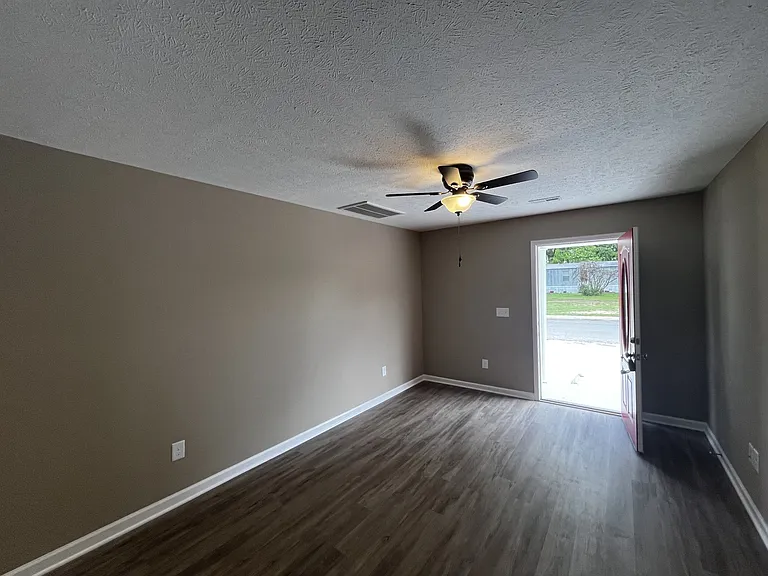 213 Thomas St — Photo 2
