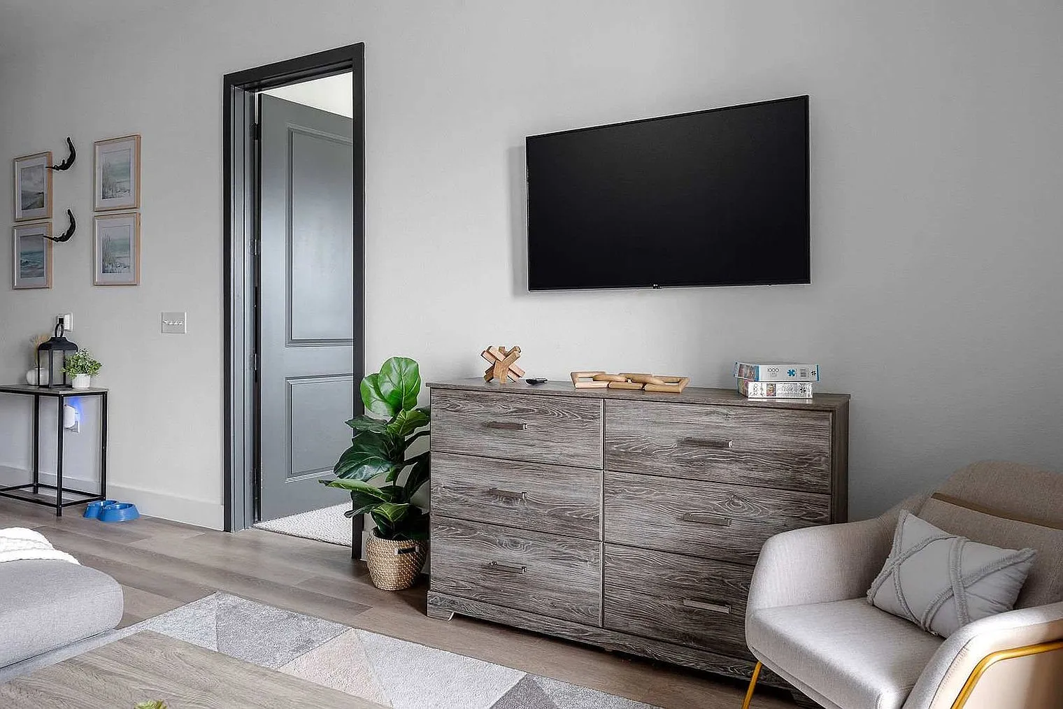 1 bed, 1.0 bath, 807 sqft, $3,222 — Photo 2