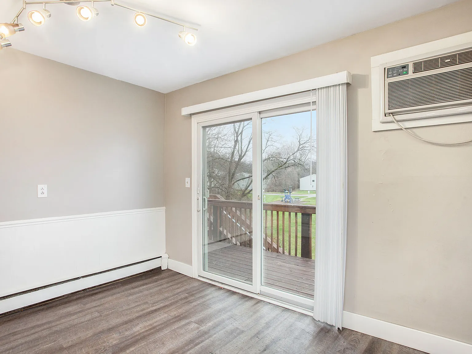 2 bed, 1.5 bath, 950 sqft, $1,195 — Photo 4