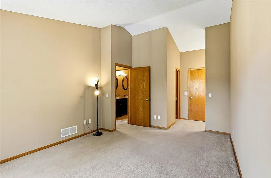 3 bed, 1980 sqft, $2,300 — Photo 3