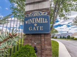 2 Pilar Ln, Oakdale, NY 11769