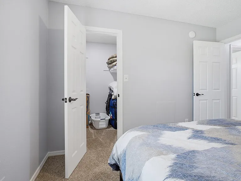 5526 Russell Dr — Photo 9