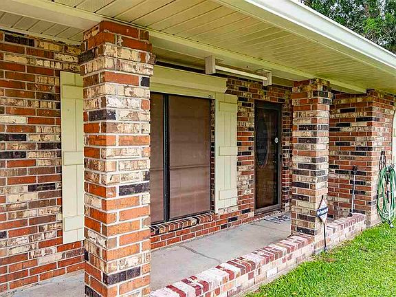 3rd image of 100 Lake Crescent Cir