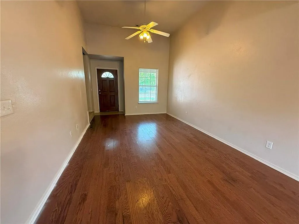 3 bed, 1441 sqft, $1,400 — Photo 2