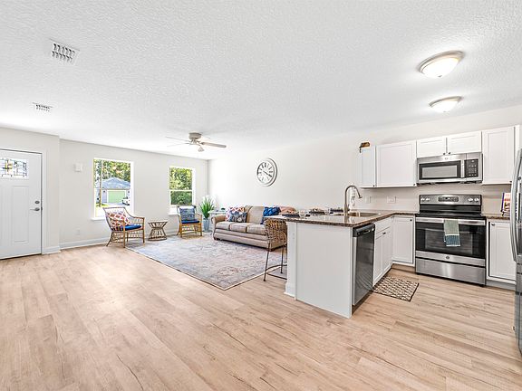 5th image of 990 W Aiken St