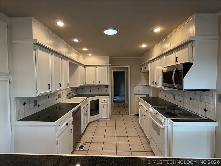 3925 E 60th Pl — Photo 6