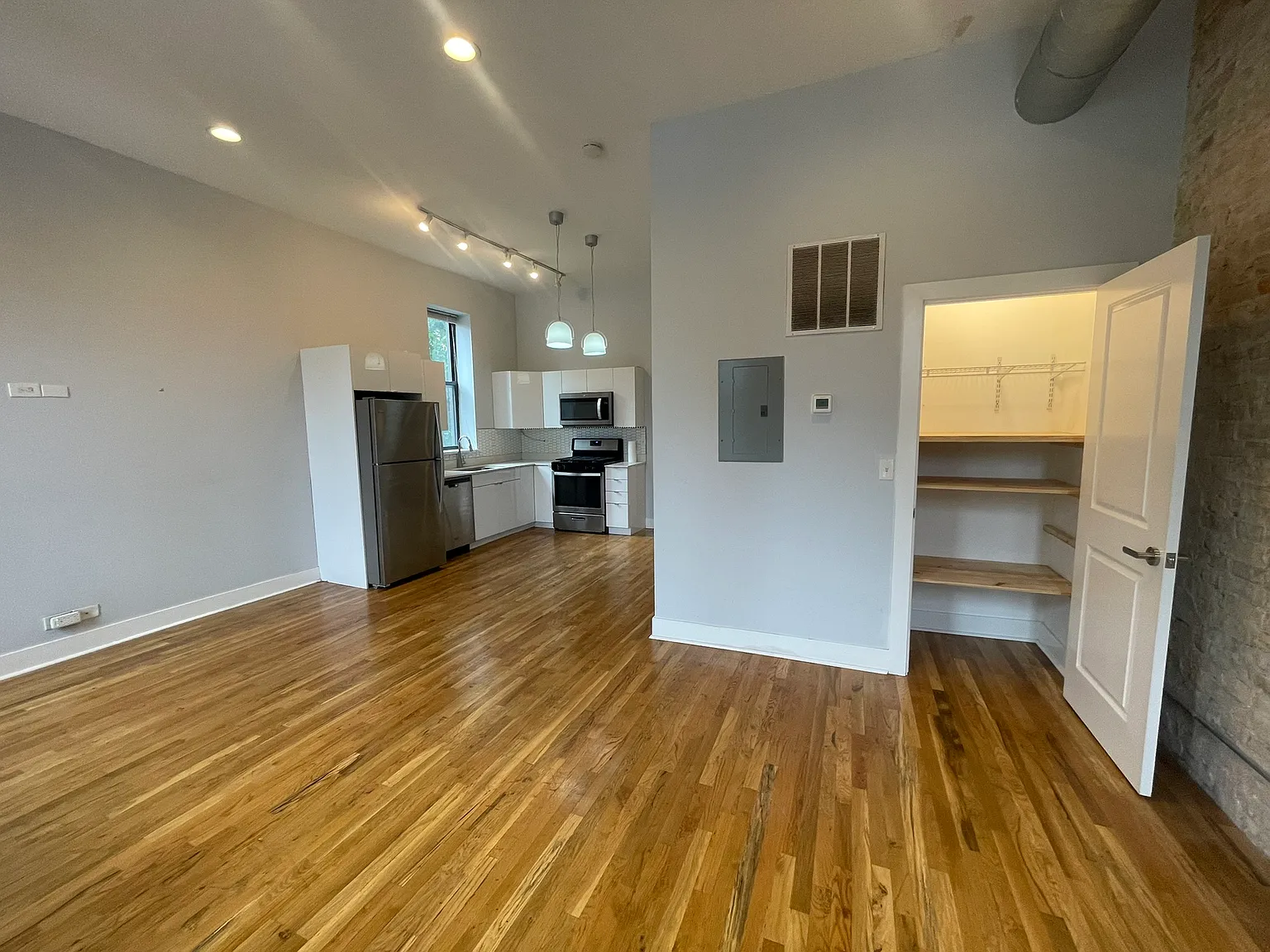 2 bed, 849 sqft, $2,160 — Photo 4