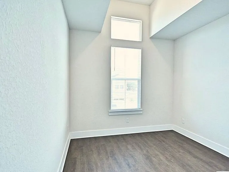 215 Sapphire — Photo 19