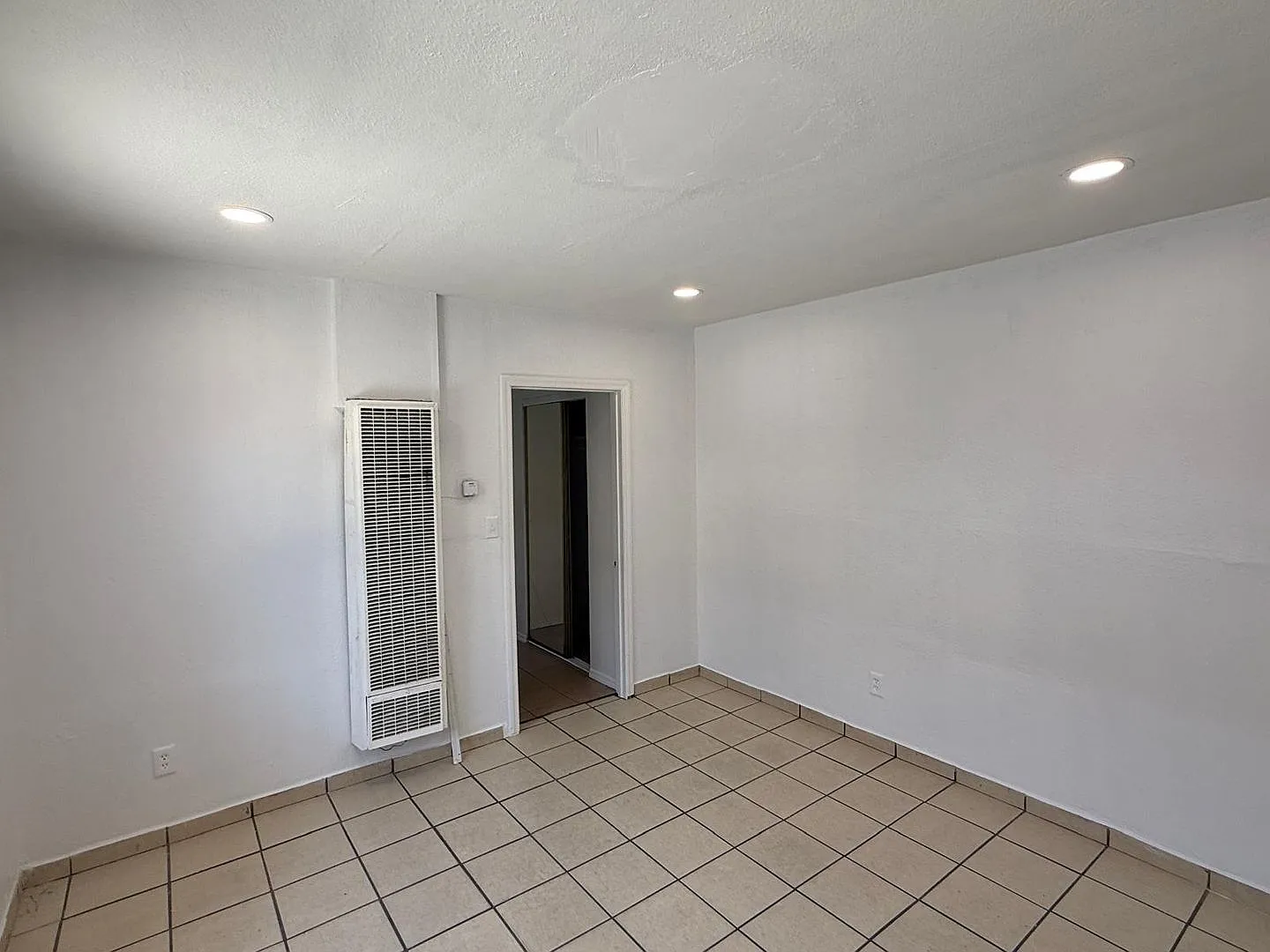 Vermont Ave Apartments — Photo 4