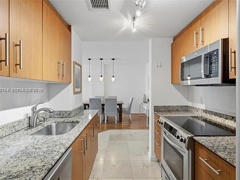 10275 Collins Avenue Cu #718 — Photo 1