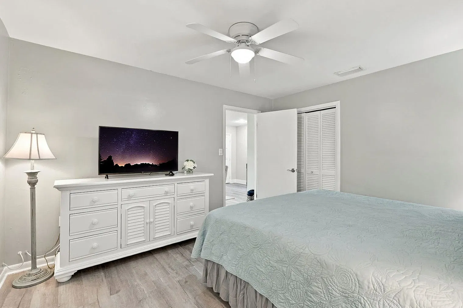 3 bed, 2.0 bath, 1151 sqft, $5,670 — Photo 3