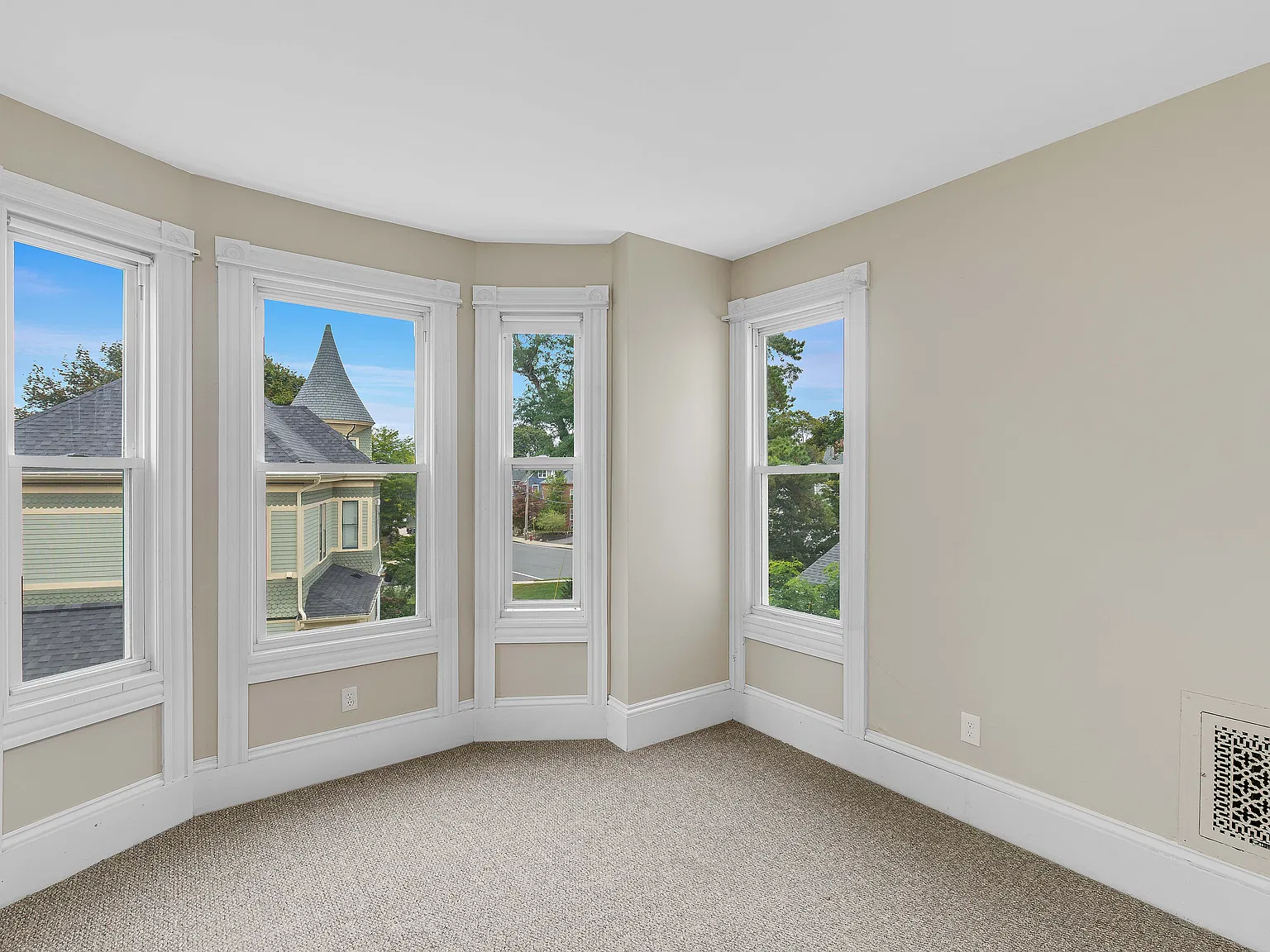 4 bed, 1325 sqft, $3,450 — Photo 3