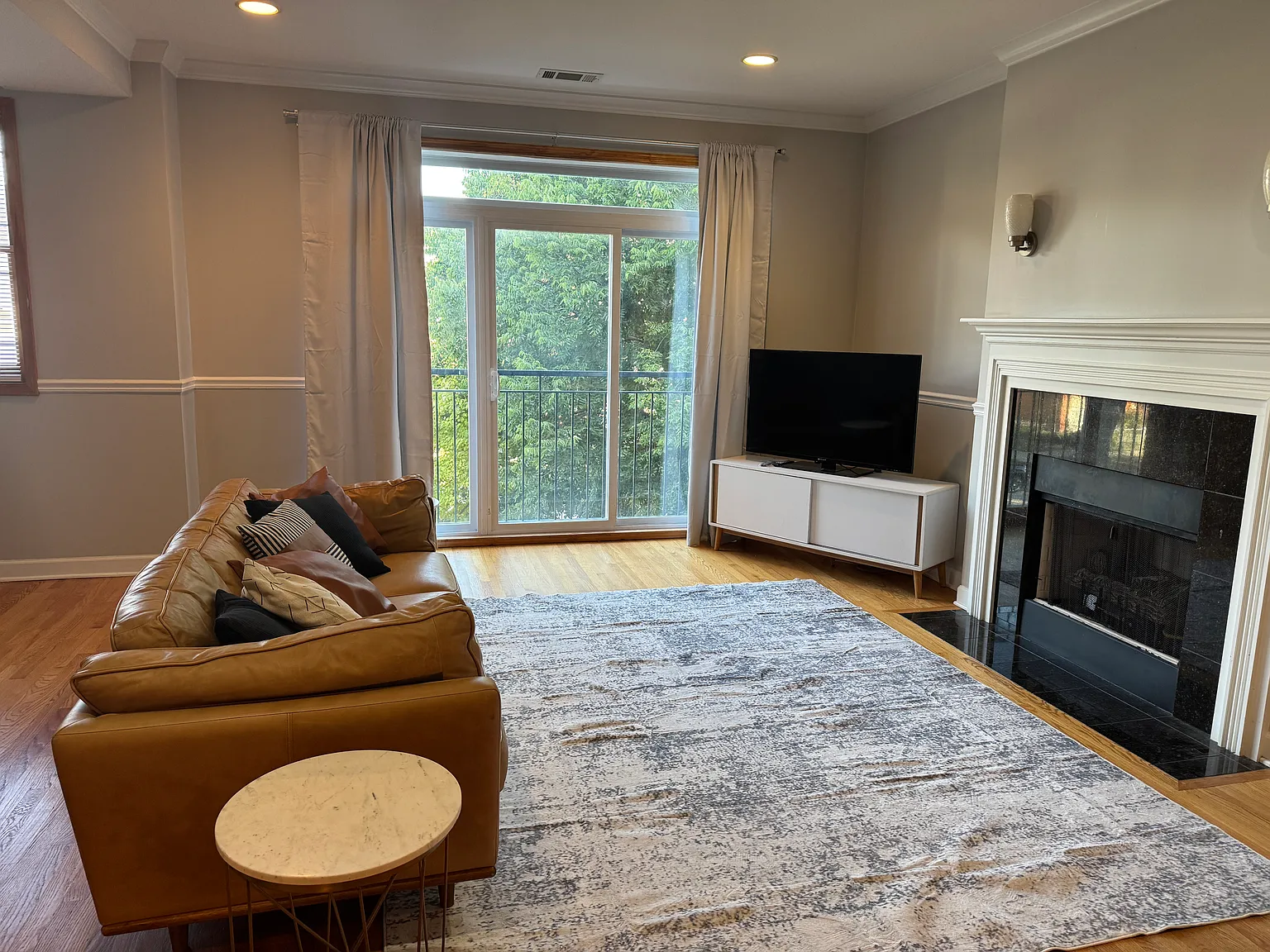 3 bed, 1900 sqft, $3,350 — Photo 2