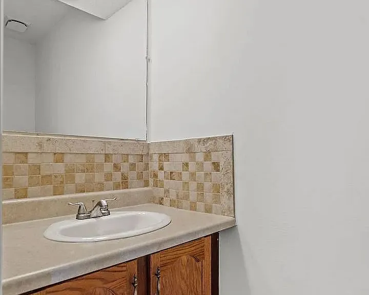 1304 Essex Ct — Photo 5