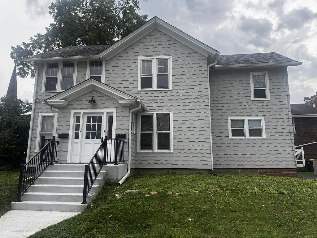 105 University St — Photo 1