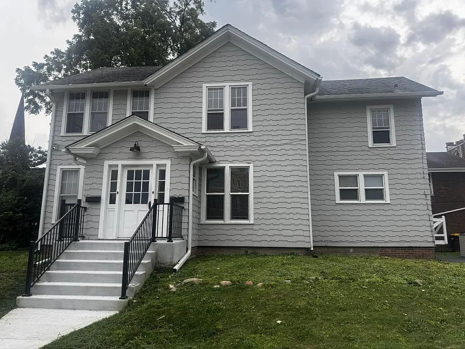 105 University St #2