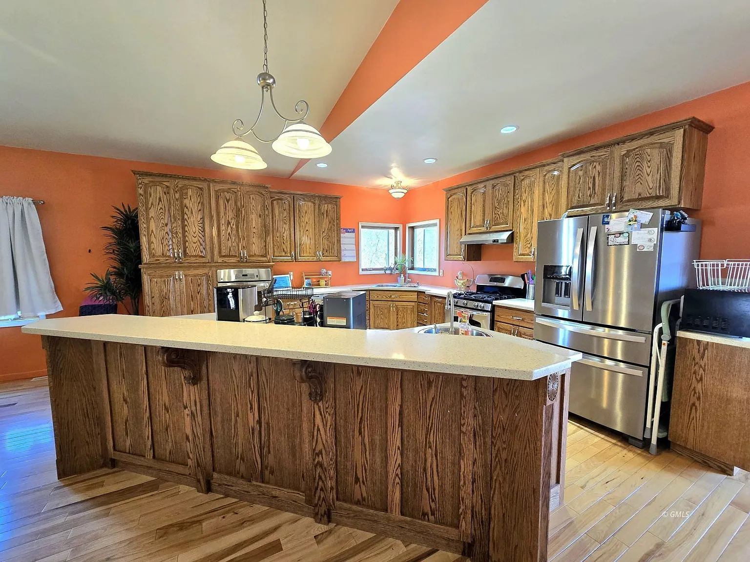 3 bed, 2500 sqft, $2,100 — Photo 2