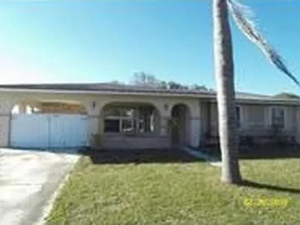 392 NE Cullman Ct, Port Saint Lucie, FL 34983