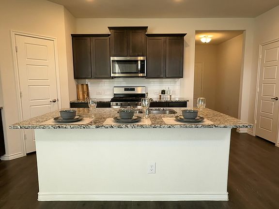 Kitchen with a great size island