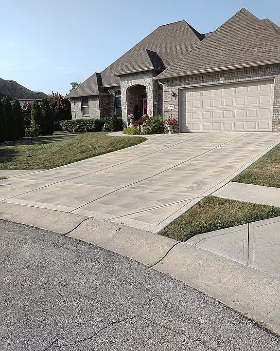 1st image of 411 Carolina Ct