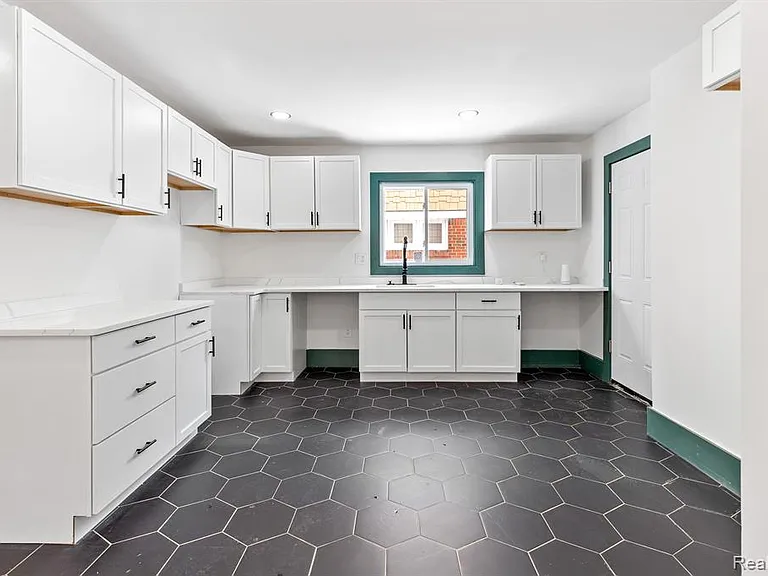 4767 Sturtevant St — Photo 10
