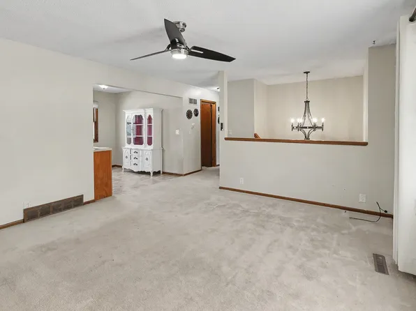 52 Brook Cir, Pella, IA 50219