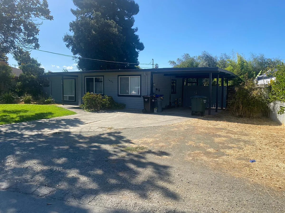 Front view - Navarro Dr
