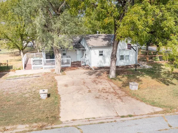 303 N Locust St, Peabody, KS 66866