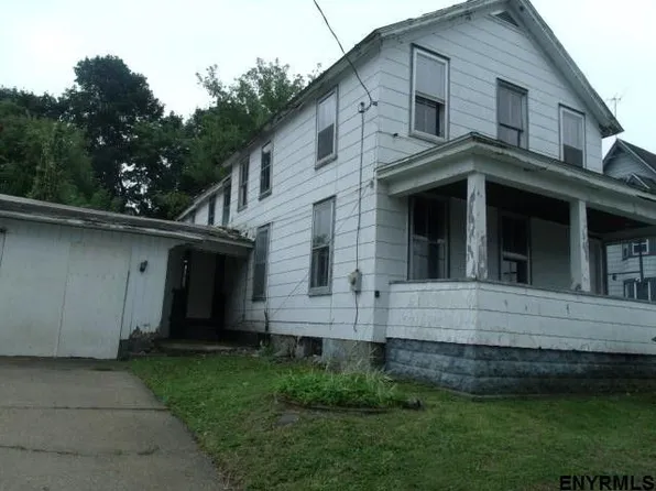 35 3rd St, Gloversville, NY 12078