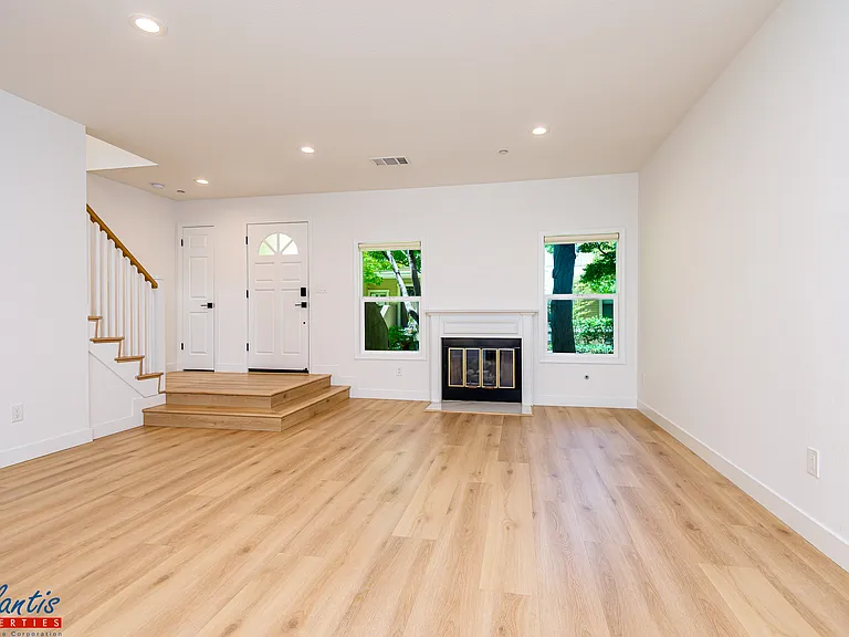 990 La Mesa Ter #F — Photo 2