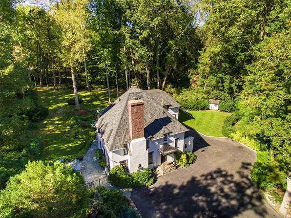 375 E Shore Rd, Great Neck, NY 11023